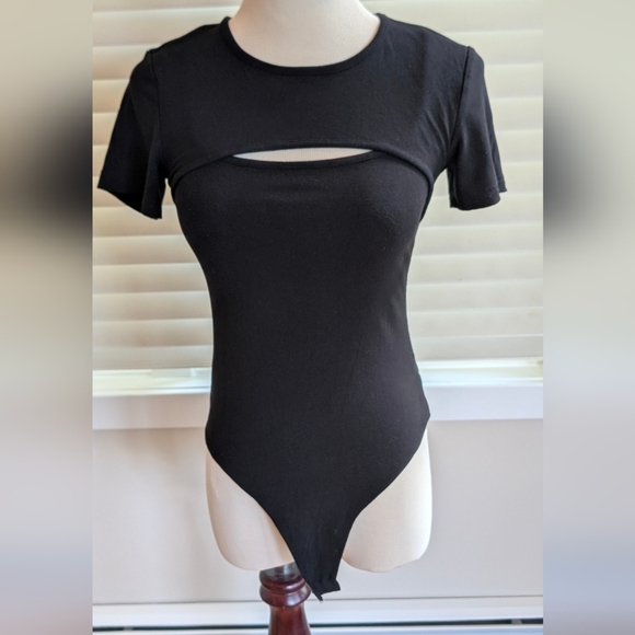 MANGOPOP Women's Black Front Cutout Short Sleeve Bodysuit - Picture 10 of 10